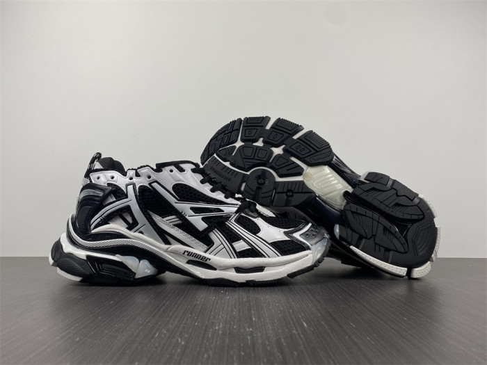 Ba*len*cia*ga runner sneakers white black white 677403w3rb29010